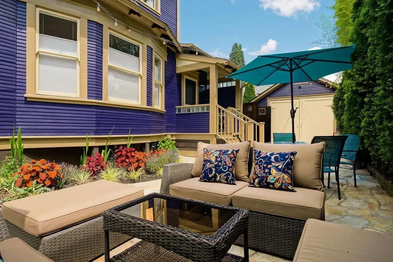 Secluded Patio Cottage Right By All The Action Portland Holiday home