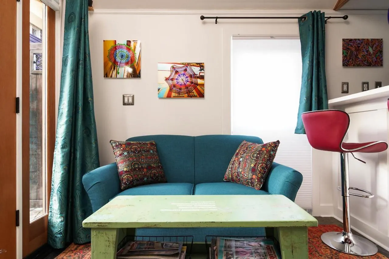 Secluded Patio Cottage Right By All The Action Portland