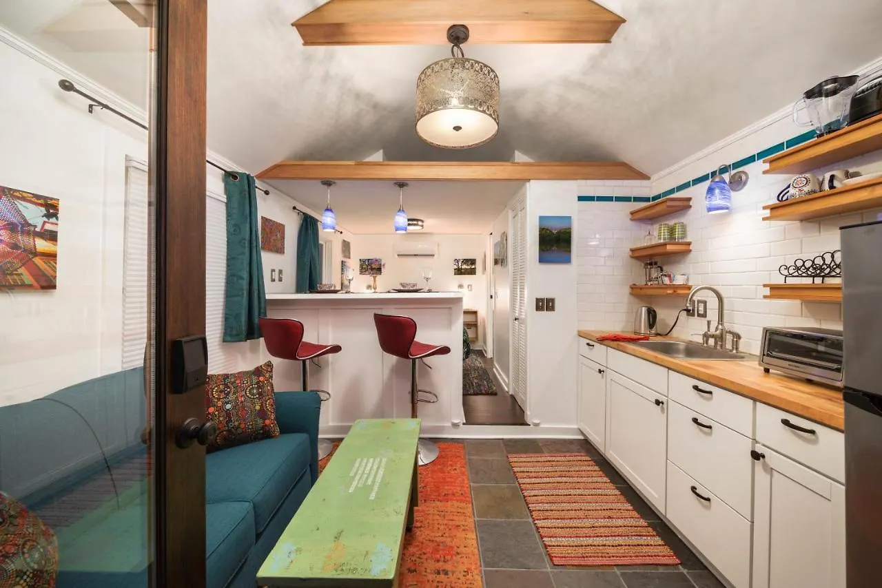 Secluded Patio Cottage Right By All The Action Portland