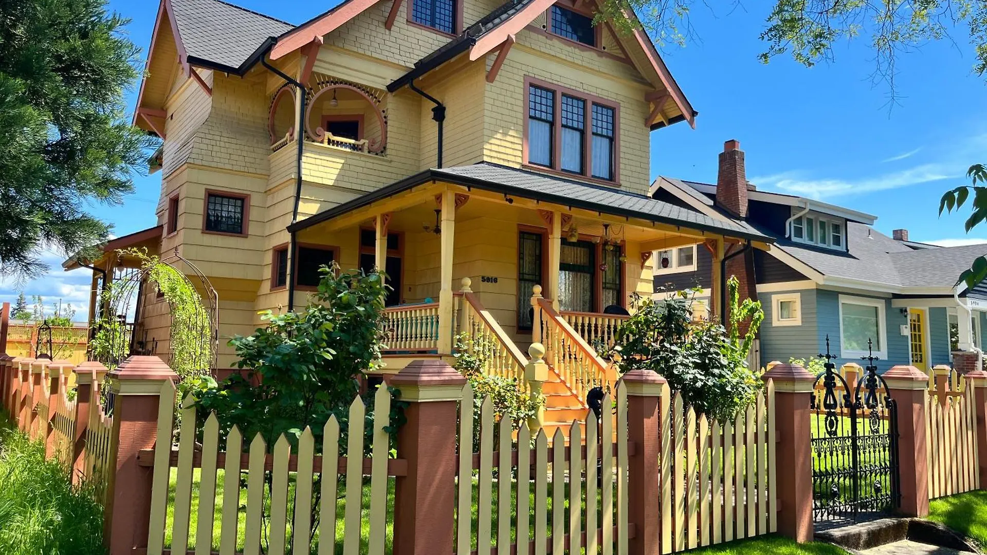 Secluded Patio Cottage Right By All The Action Portland 0*,  United States